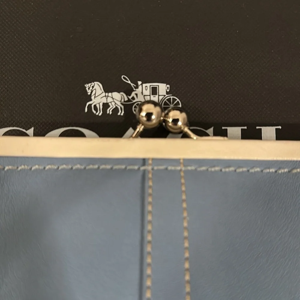 Coach Blue and White kiss lock Women's wristlet - Picture 11 of 15